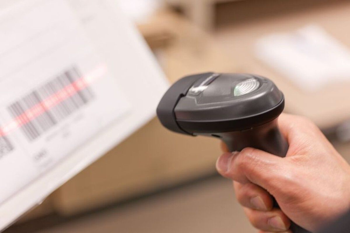scanning-barcode-label-on-package