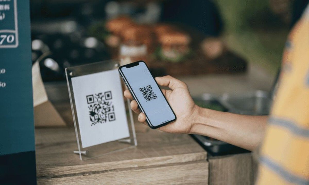 restaurant-table-qr-code-scanning