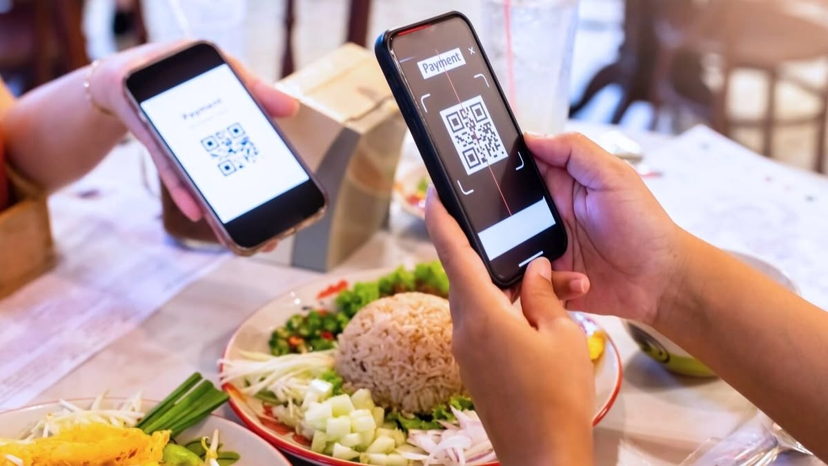 scanning-a-qr-code-payment-on-smartphones-at-a-restaurant-table